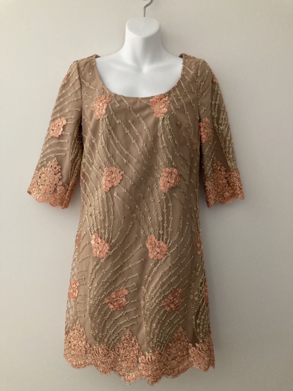 Belle Badgley Mischka Cocktail Dress Size 2 Beige Gold Embroidered Knee Length